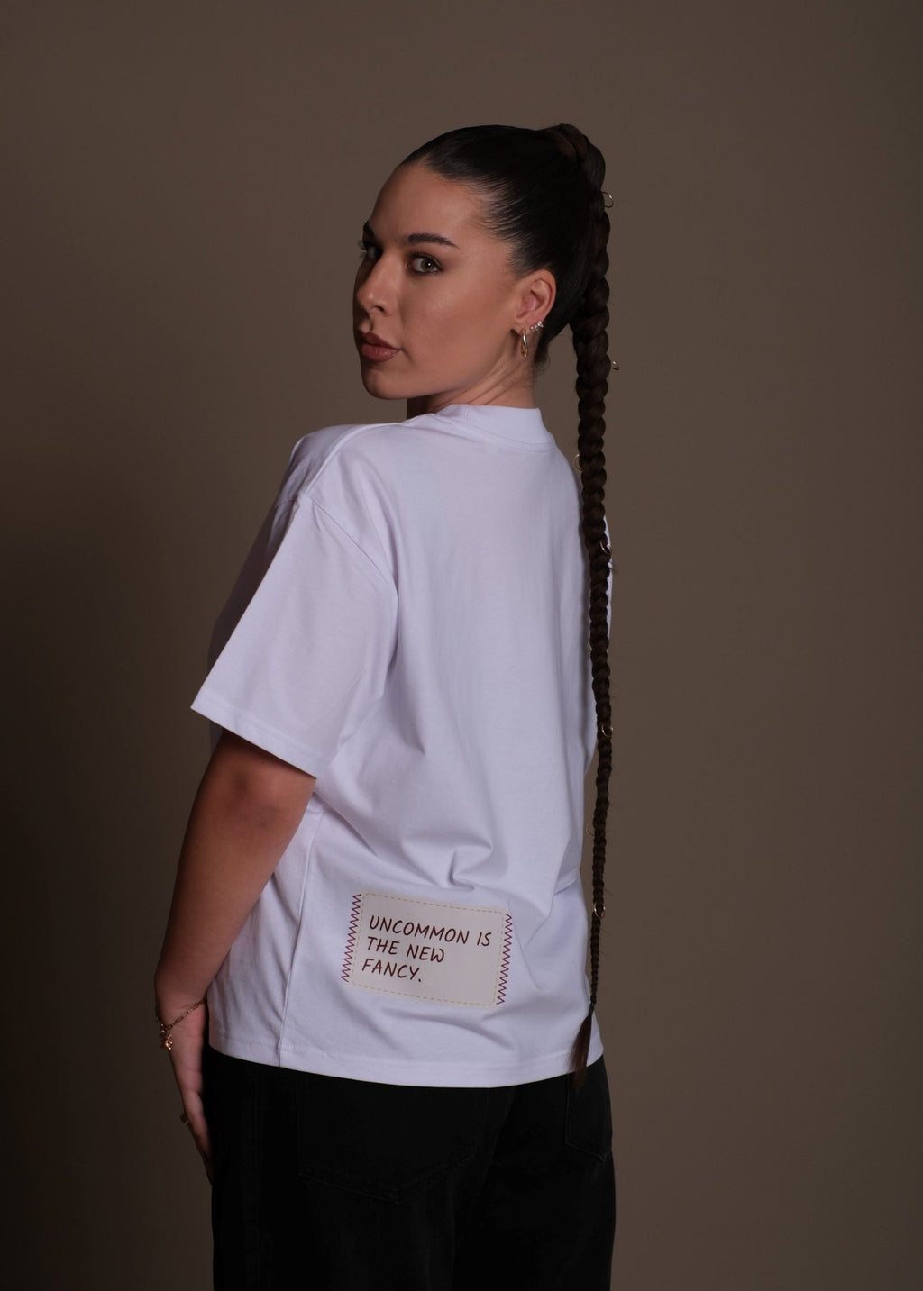 Бяла женска oversize тениска NOT HERE TO FIT IN от 100% органичен памук