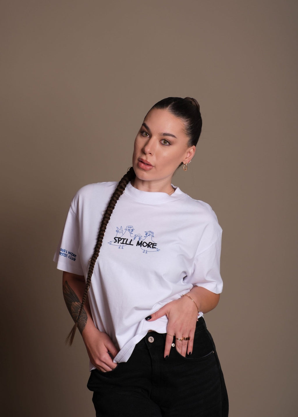 Бяла женска oversize тениска  BESTIES от 100% органичен памук